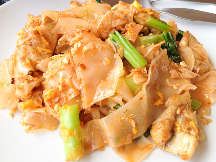 ผัดซีอิ๊ว Pad See Ew: stir-fried broad flat rice noodles in soy sauce