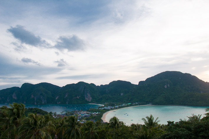The popular Ko Phi Phi Viewpoint, where you get to appreciate how thin the sand strip where most action takes place in the island really is!