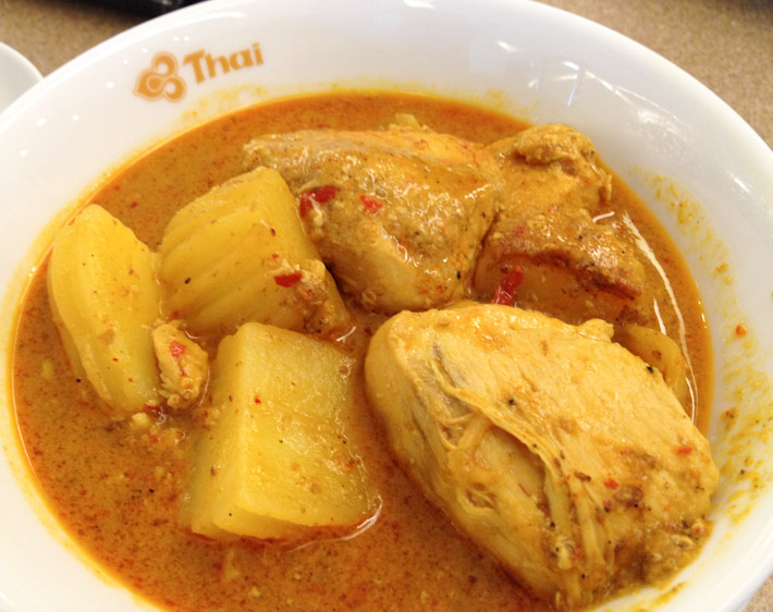 แกงมัสมั่น Chicken Massaman curry with potatoes: a dish of muslim origin from Southern Thailand
