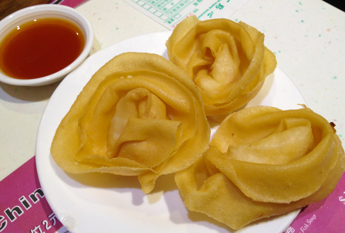 Deep fried dumplings with sweet & sour sauce. The waiter called them "Chinese Ravioli" :D