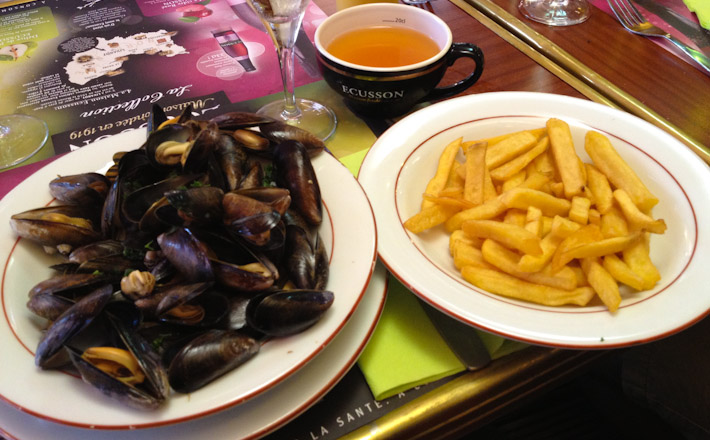 Moules at Frites, aka, steamed mussels and french fries. With a "compulsory" cup of apple side, because this is Normandy mes amis!