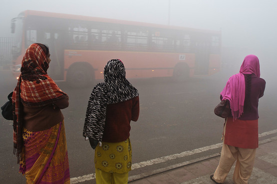 Ladies waiting for a bus in Delhi (photo via blogs.wsj.com)