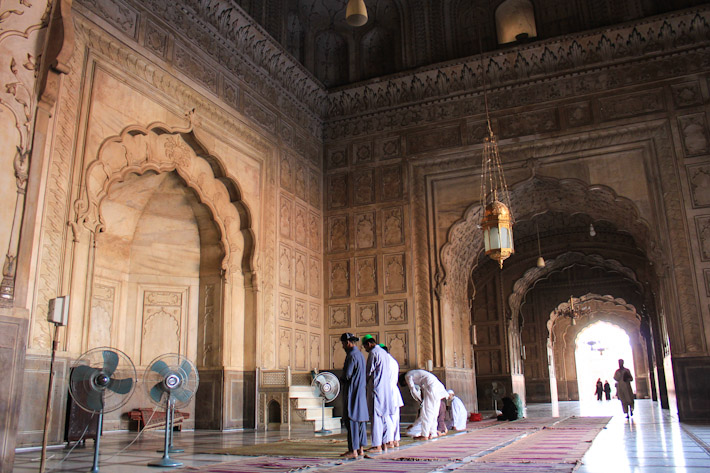 Men praying at Badshahi Mosque