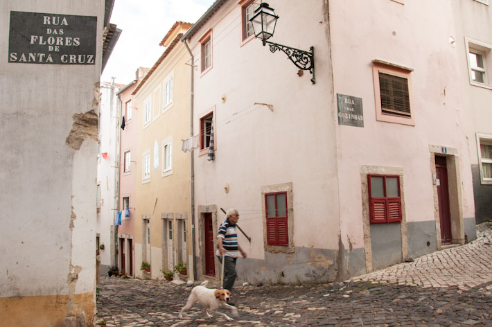 A regular day in a typical neighborhood of Lisbon