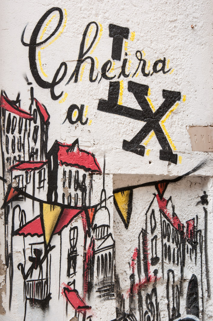 "smells like Lisbon", graffiti inspired in the lyrics of a popular Fado song