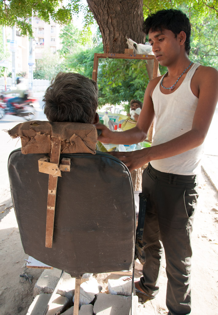 Street barber in Delhi
