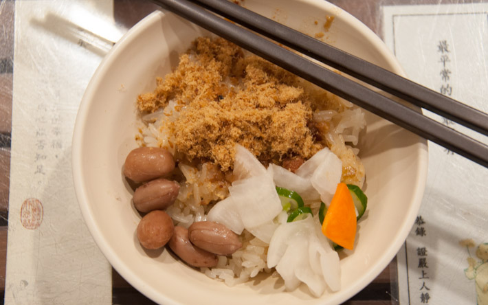 Tainan Migao: sticky rice, fish floss, peanuts and vegetable pickles. A very representative dish from the city of Tainan, the so-called culinary capital of Taiwan.