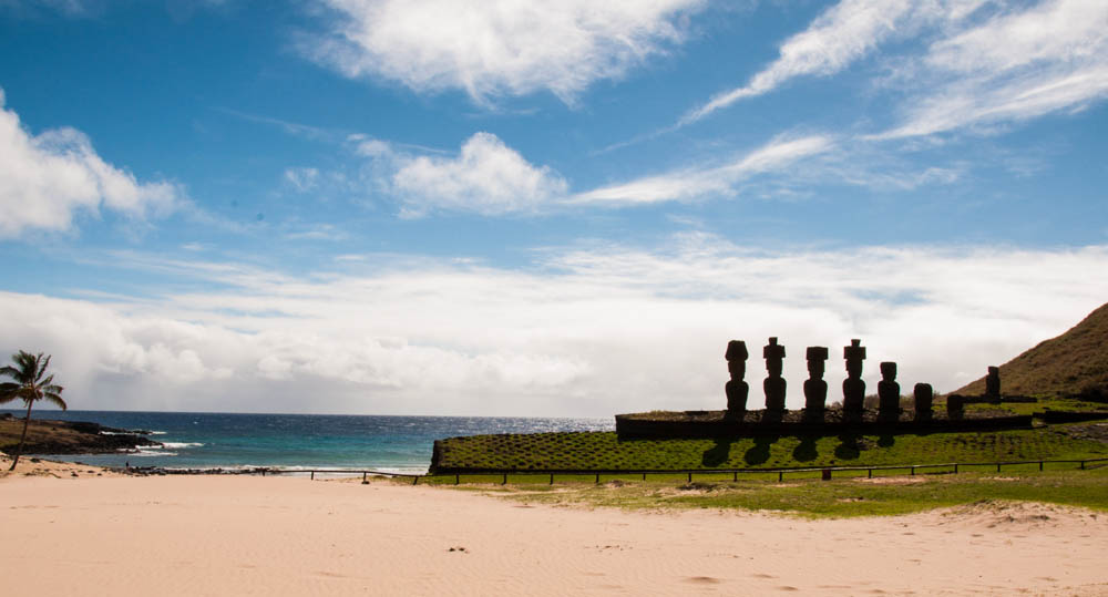 An interesting scene, Moai and the Ocean