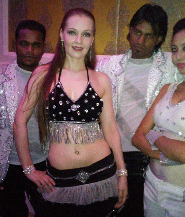 The Traveling Bellydancer with fellow dancers in India