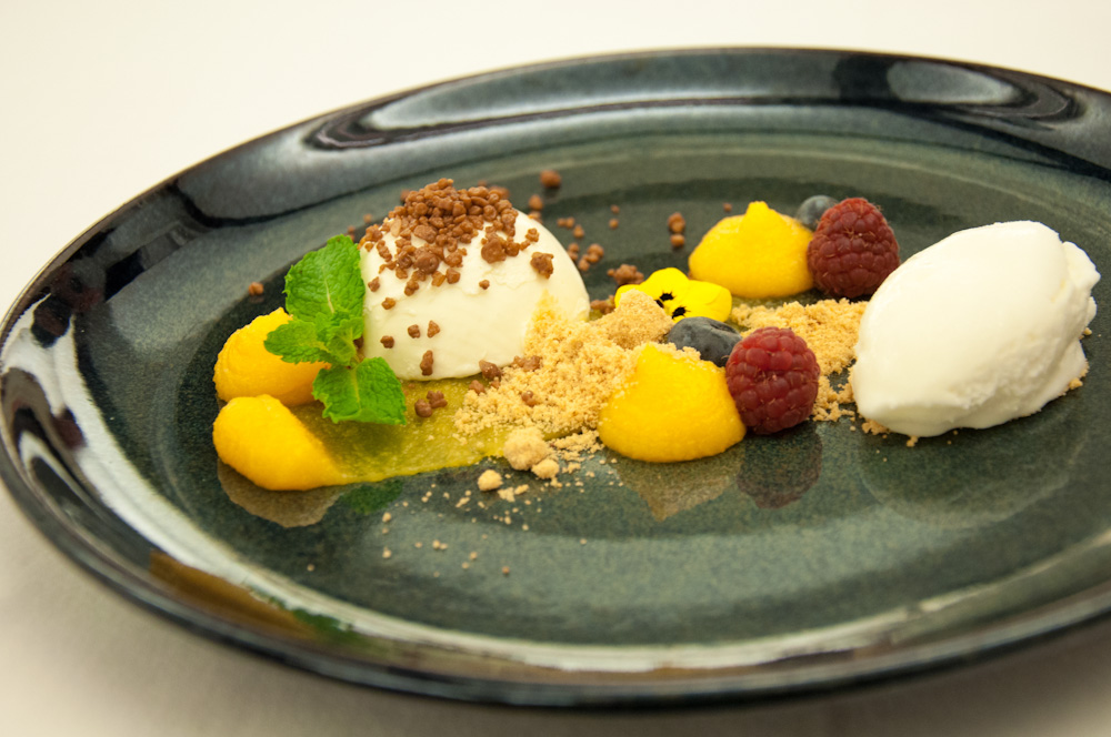 Modern dessert creation at Salpoente, incorporating typical Portuguese sweets such as rice pudding and ovosmoles.