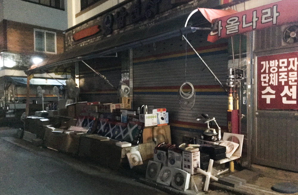 Store in Jeonju leaves its merchandise outside during the night